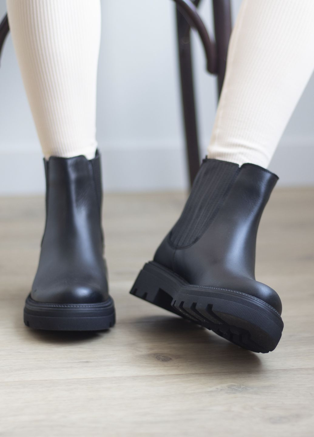 Черные осенние женские осенние ботиночки на резинке из натуральной кожи челси No Brand