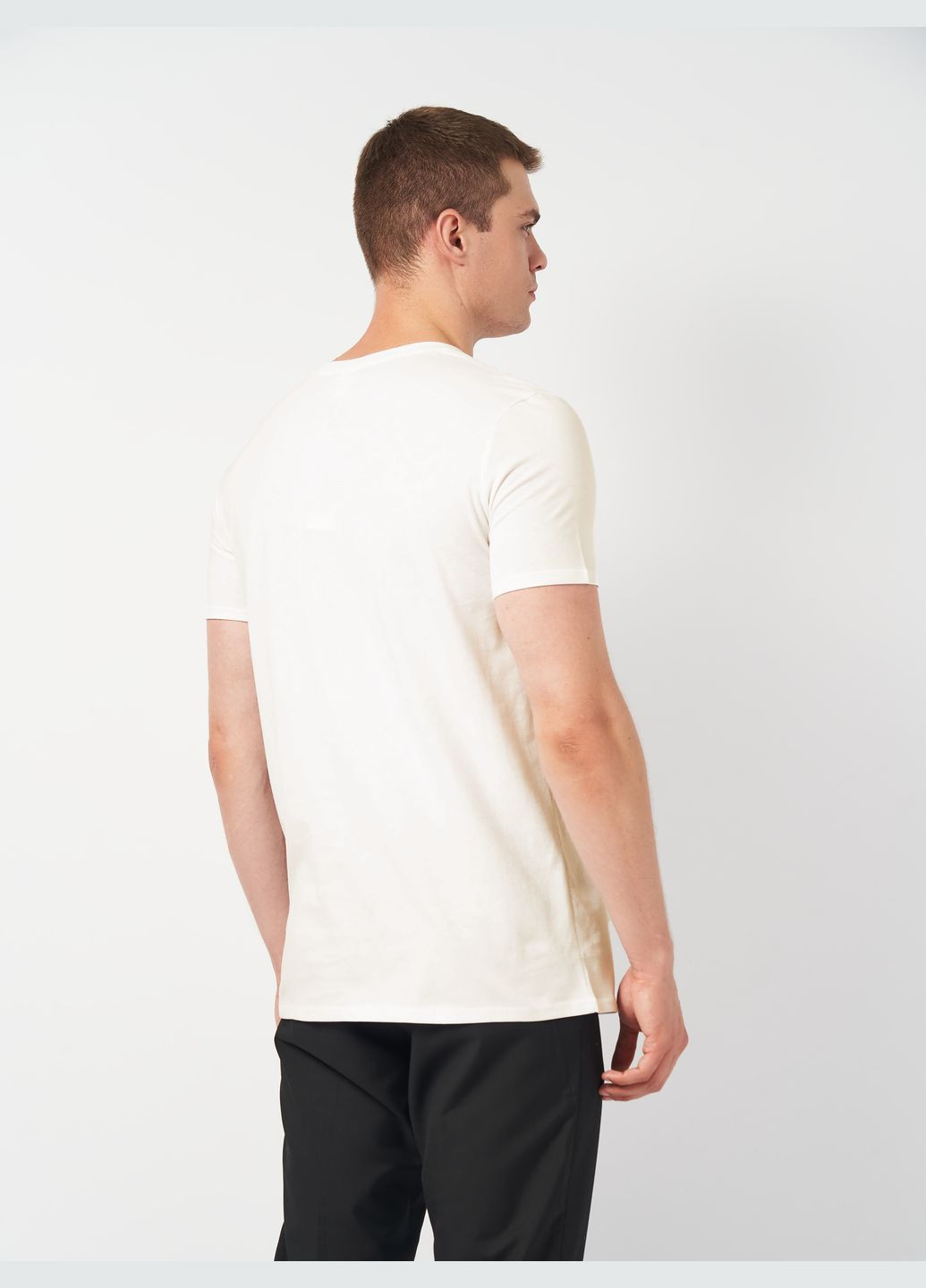 Светло-бежевая футболка мужская облегченная с треугольным воротом светло-бежевого цвета тм роза с коротким рукавом Роза