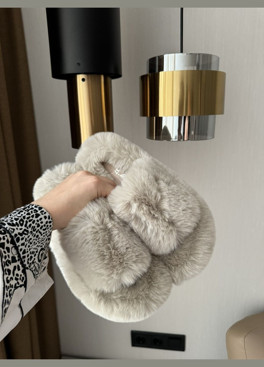 Хутряні шльопанці для жінок на високій підошві з відкритим носком у кольорі димчасте молоко Motivo (335056310)