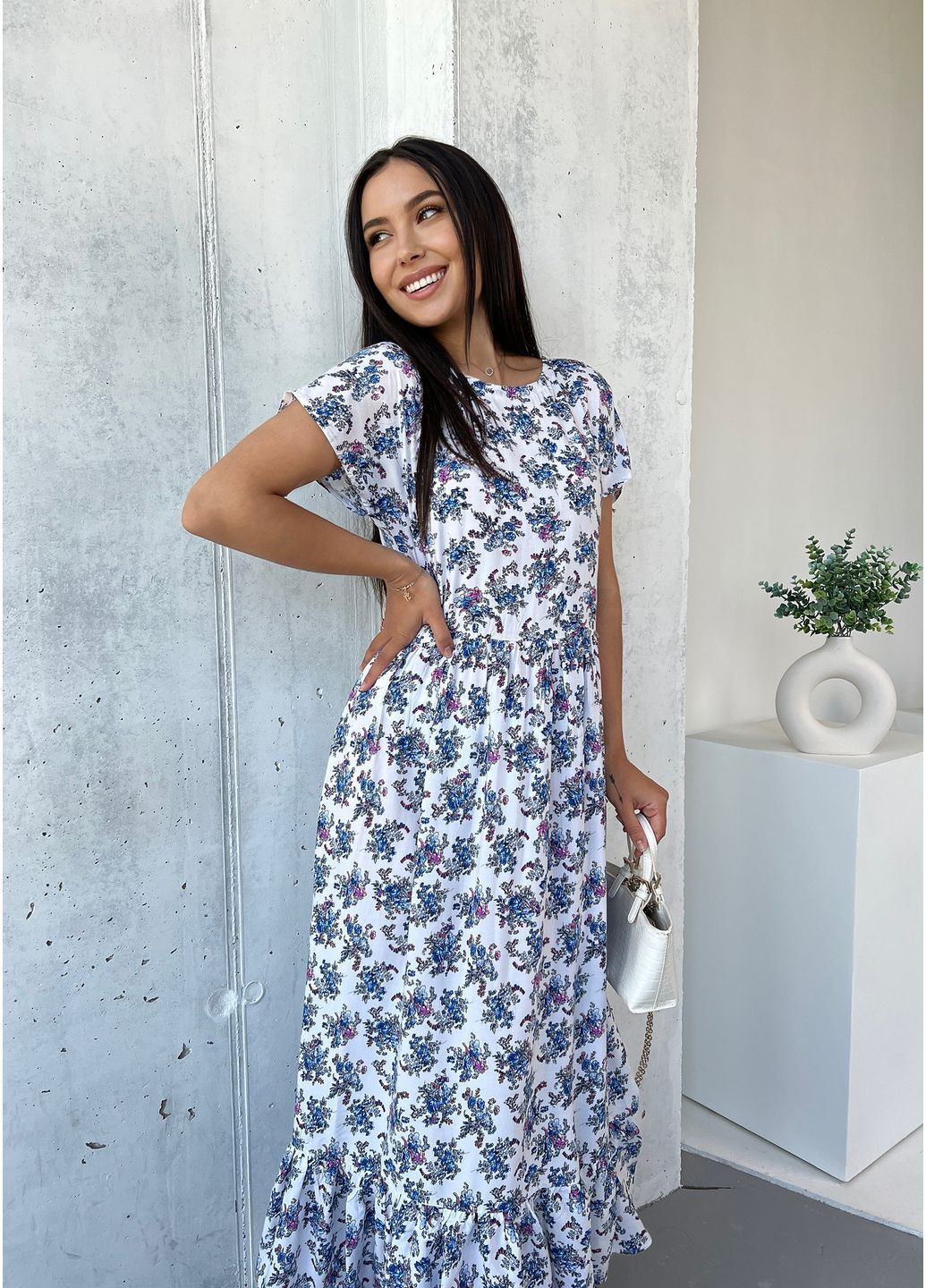 Белое джинсовое, повседневный, кэжуал легкое длинное платье в нежном цветочном принте INNOE с цветочным принтом