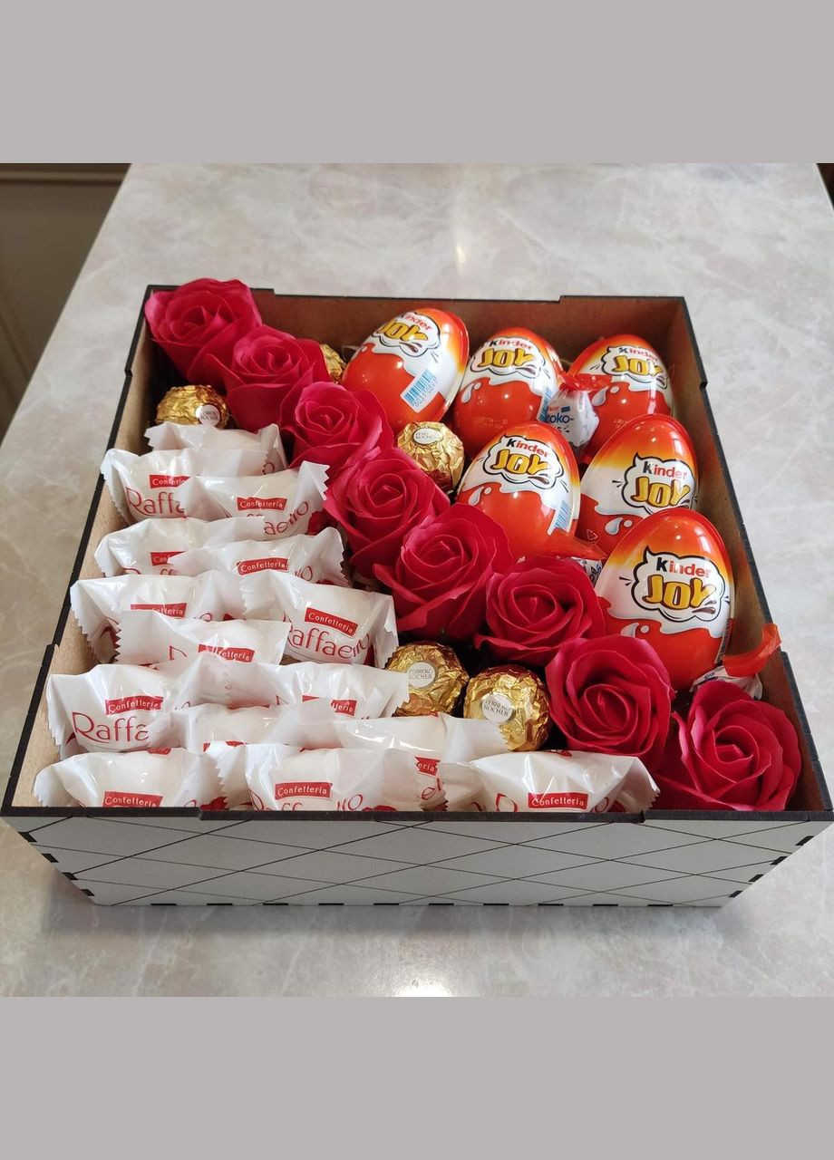 Бокс из сладостей Kinder JOY и роз для девушки на день рождения день влюбленных (ar41) No Brand (315888749)