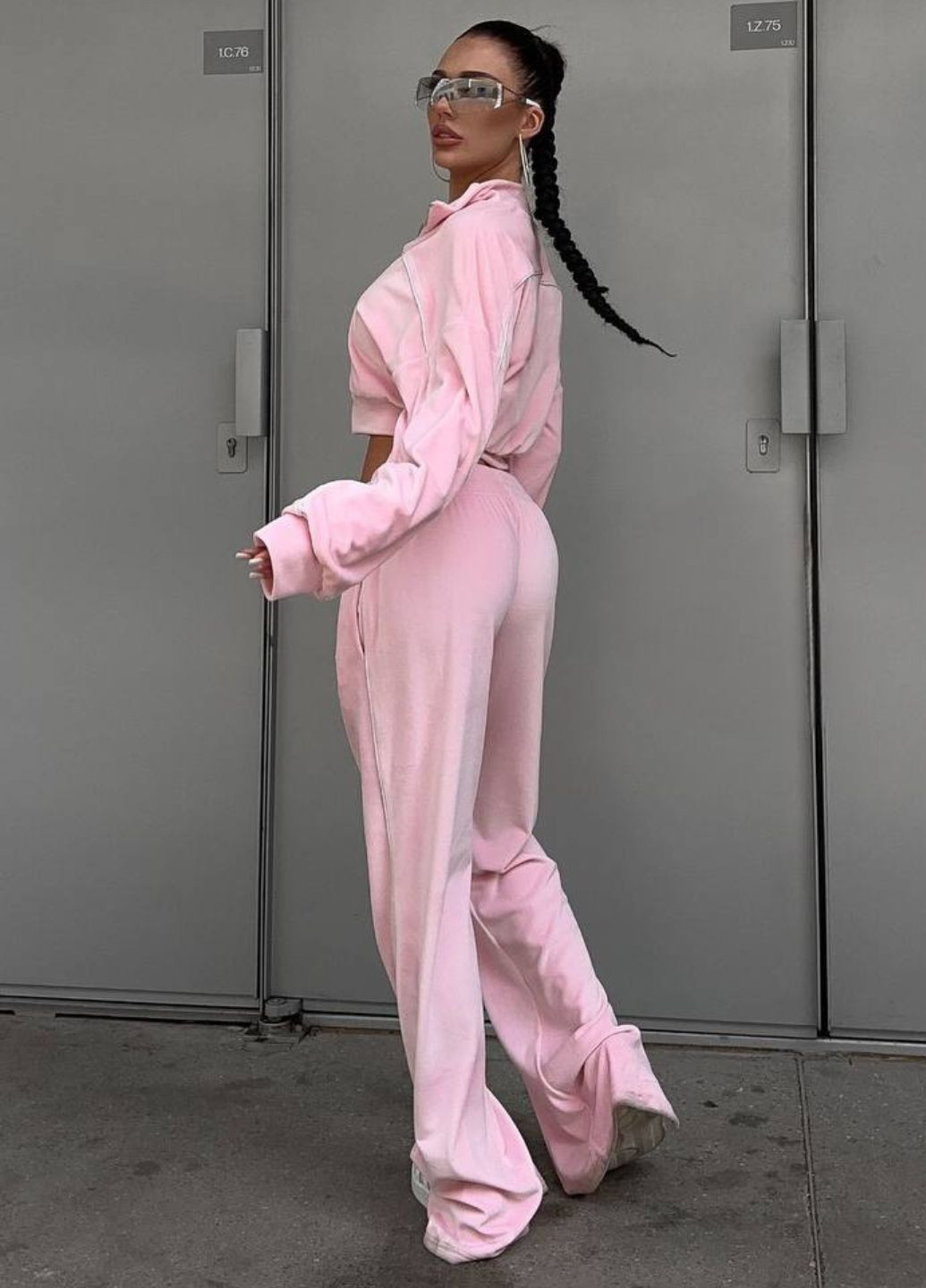 Повседневный оверсайз костюм двойка декорированный кантом: укороченная кофта на молнии + брюки с вырезами Tik-Tak (322677741)