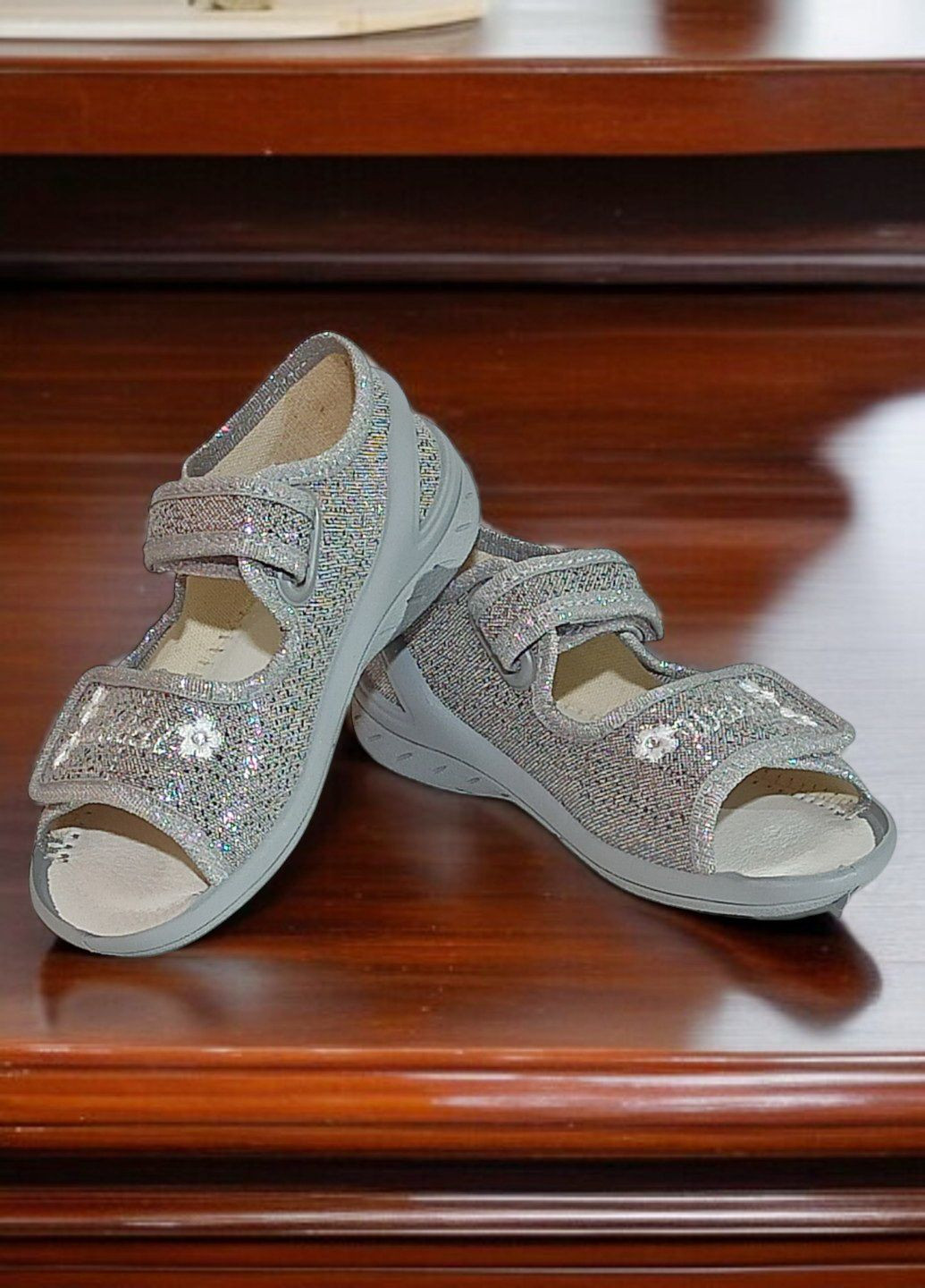 Серебряные текстильные тапочки для девочки открытые ортопедические Waldi со стразами, с вышивкой