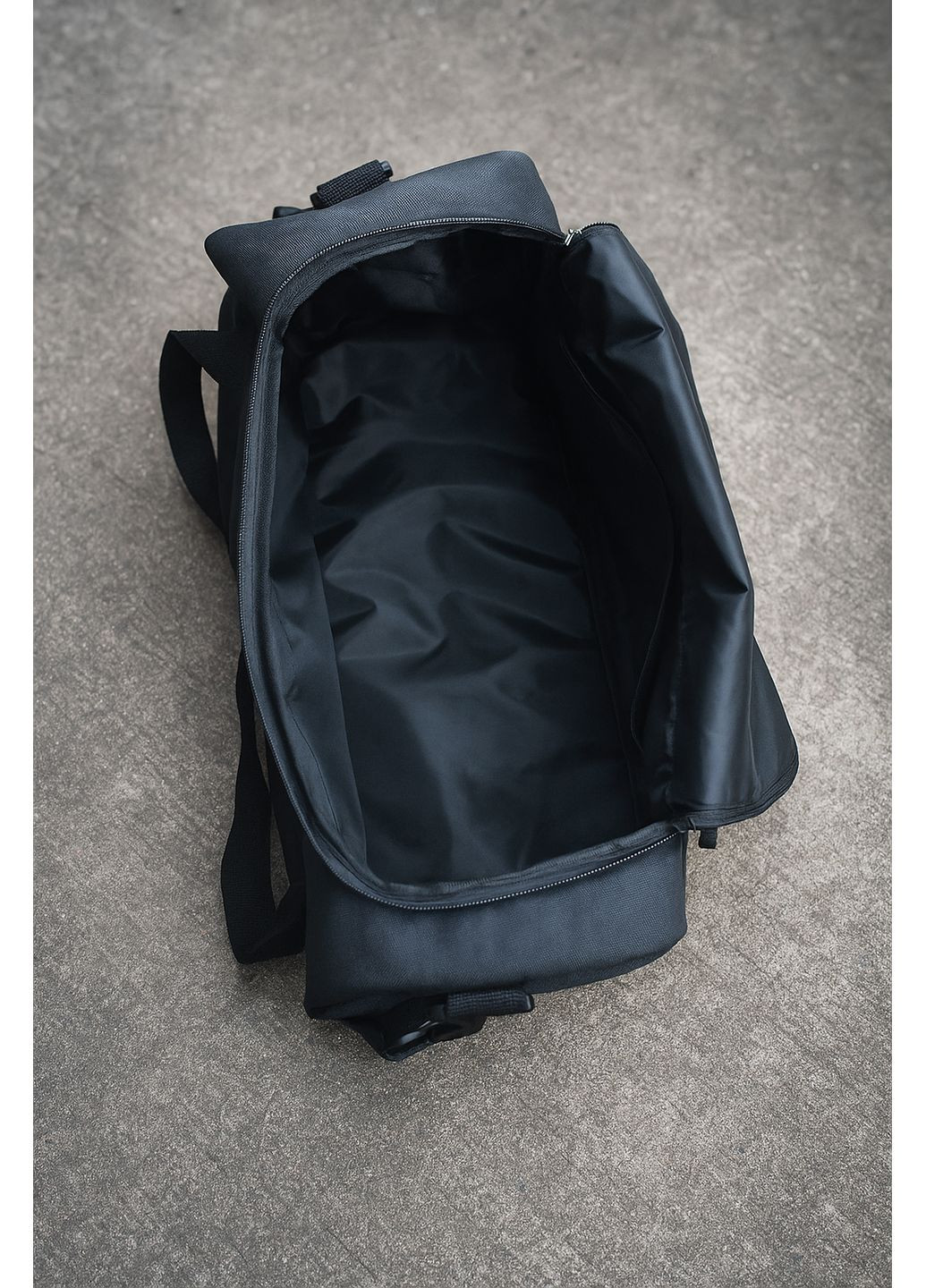 Сумка через плече з міцним дном та надійною фурнітурою стильна модель для прогулянок та занять adidas (360977033)