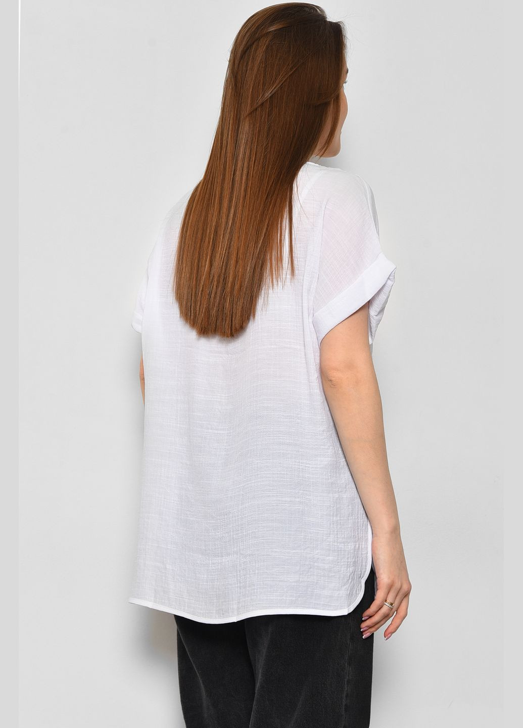 Белая летняя футболка женская полубатальная белого цвета Let's Shop