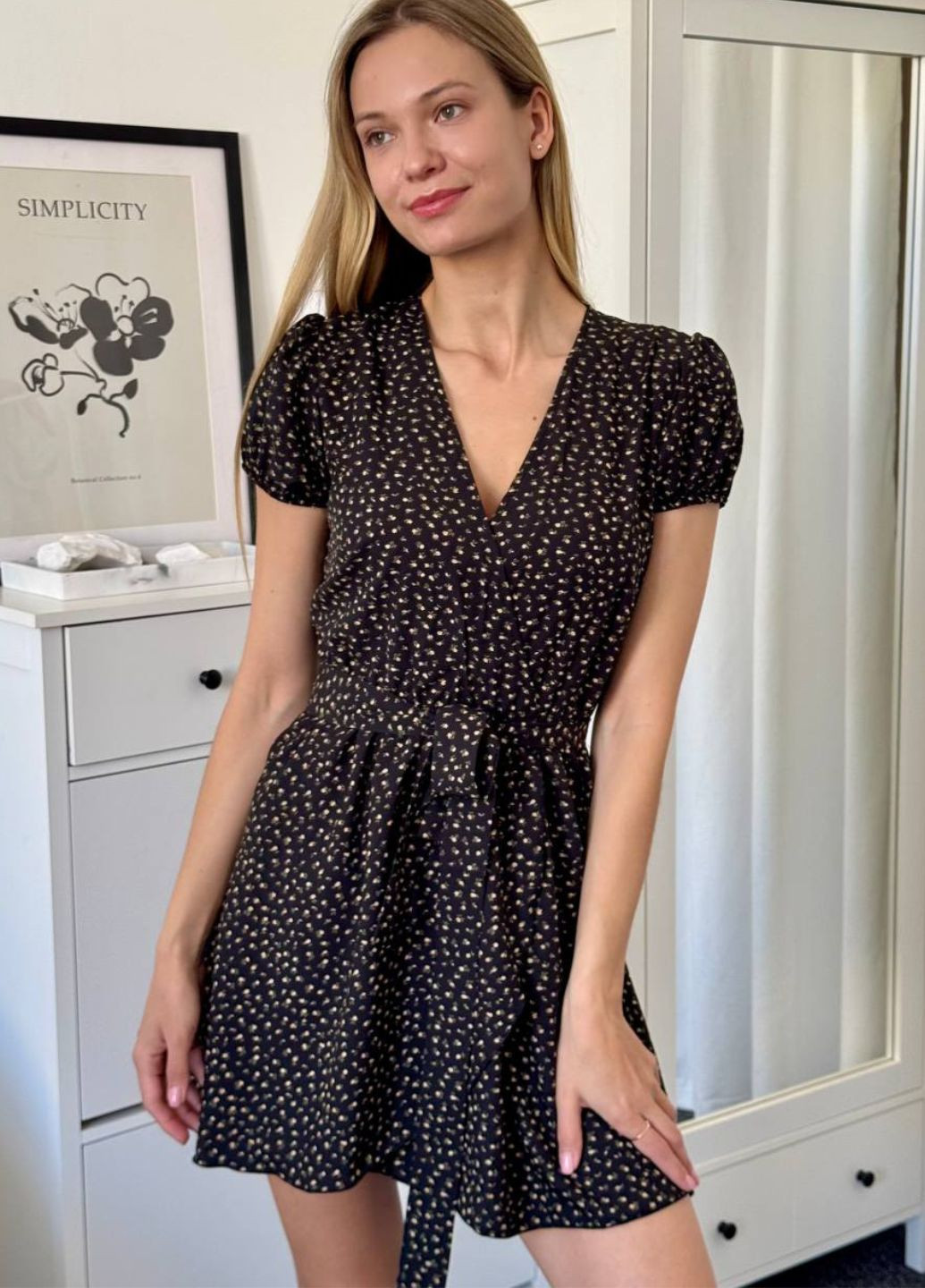 Чорна повсякденний мінісукня з паском, що підкреслює талію на запах Україна з квітковим принтом