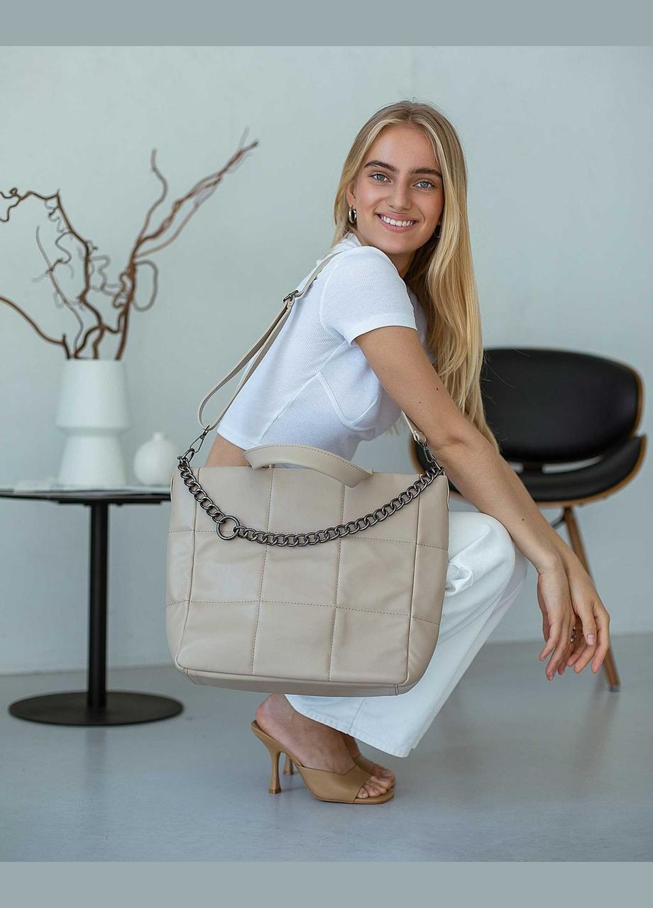 Жіноча сумка шоппер на плече з ланцюжком «Дейна» стьобана екошкіра бежевого кольору WeLassie (372645538)