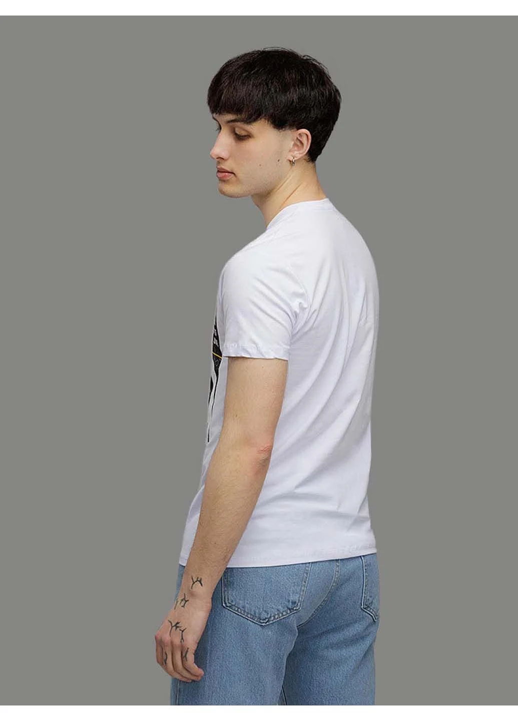 Белая футболка Yuki