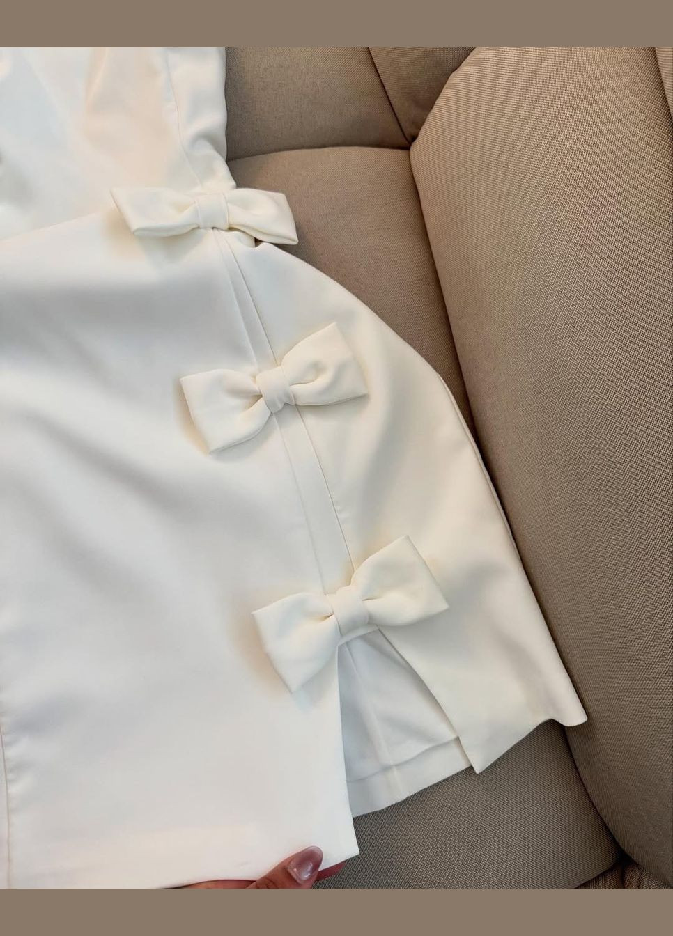 Молочное женское платье с изящными бантиками No Brand