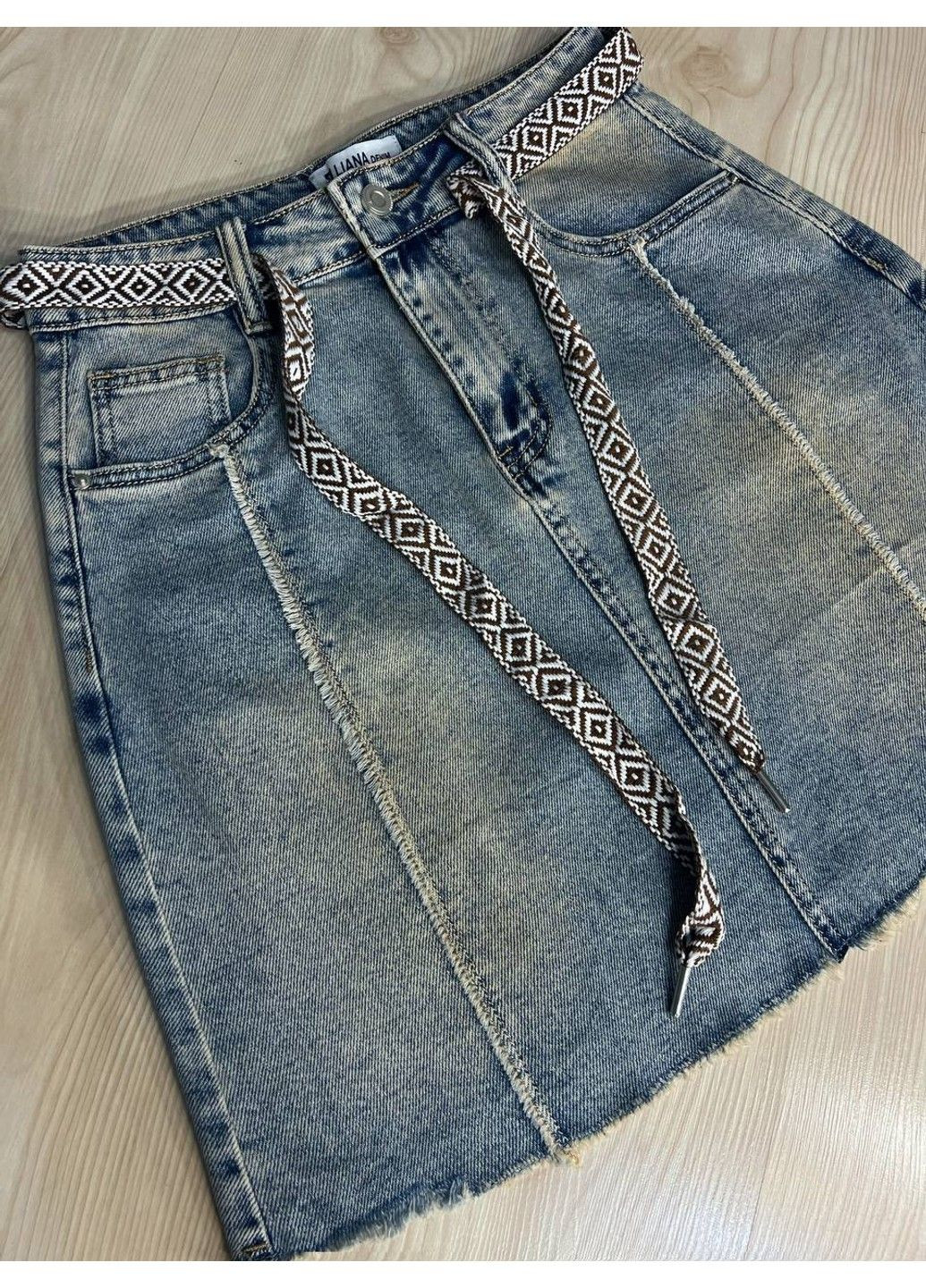 Спідниця жіноча джинсова Liana 426 середньої довжини з бахромою та етнопоясом блакитна Lian (336213234)