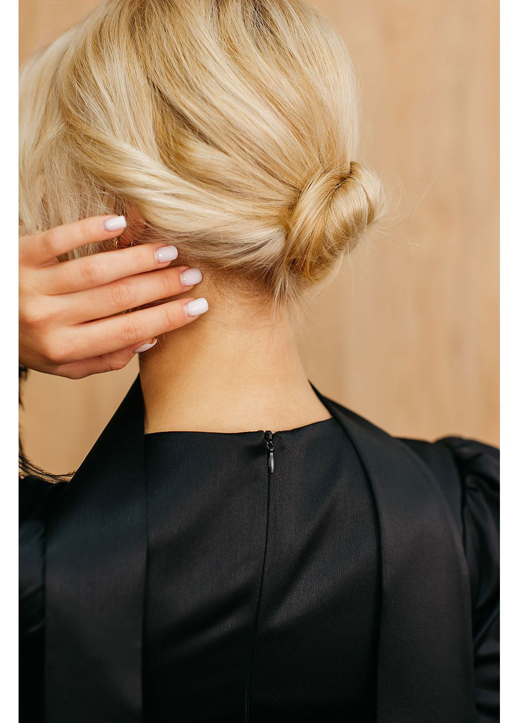 Черное женское короткое атласное платье «shine» Lana Bryk однотонное