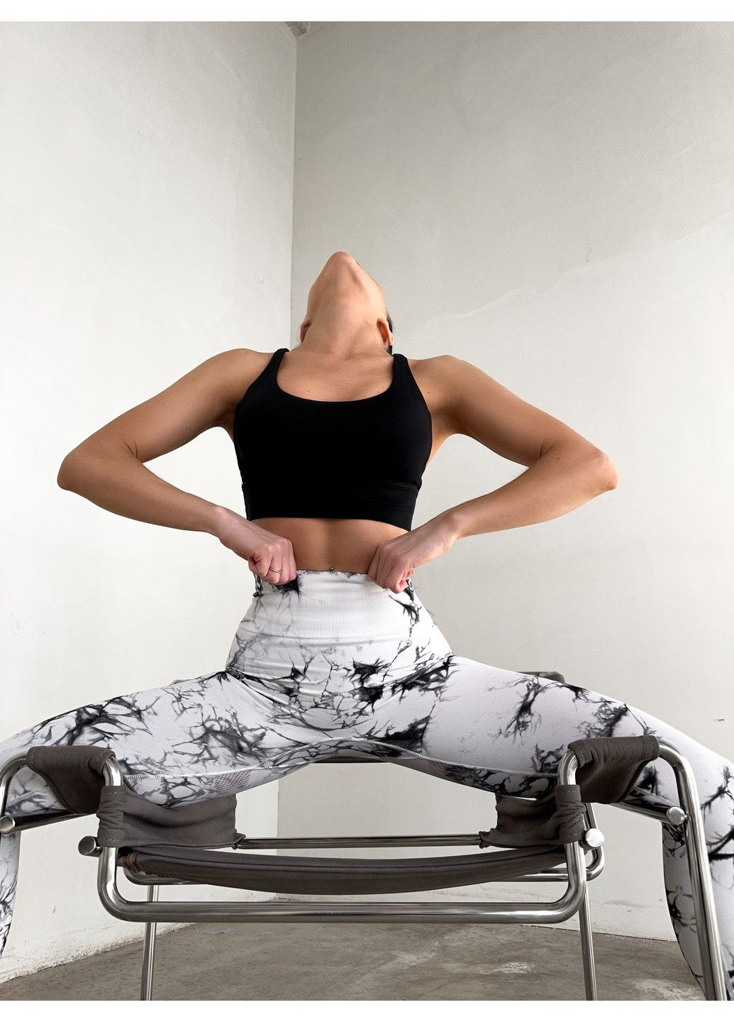 Черно-белые женские спортивные леггинсы лосины бесшовные с пуш-ап (push-up) и v-образным поясом, storm, (бело-черный) FITCRUSH