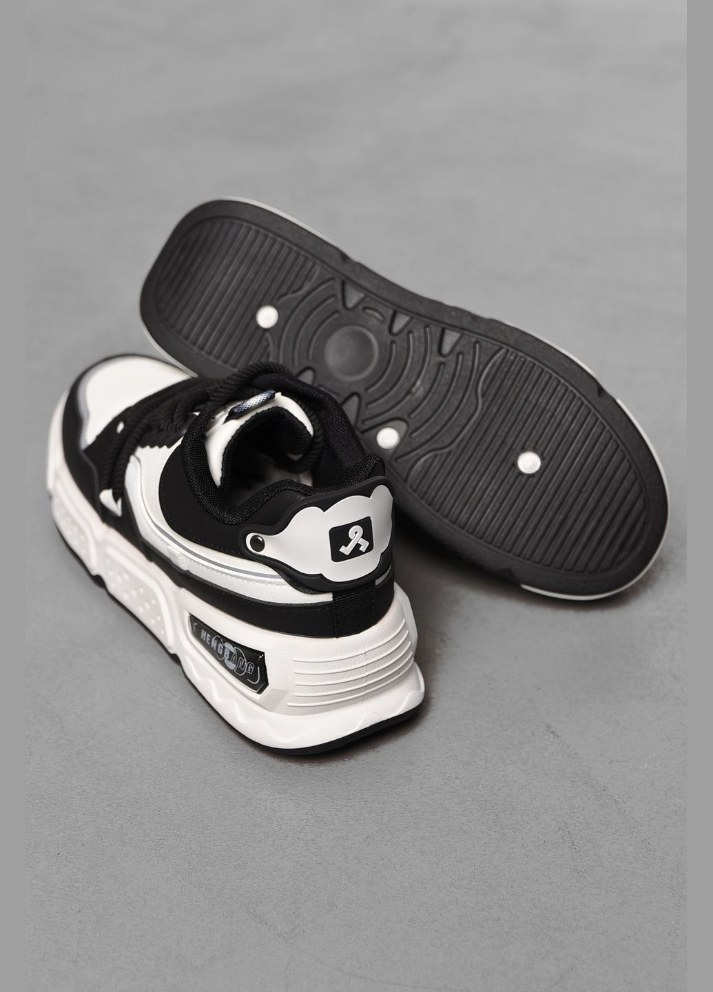 Черно-белые демисезонные кроссовки мужские черно-белого цвета на шнуровке Let's Shop