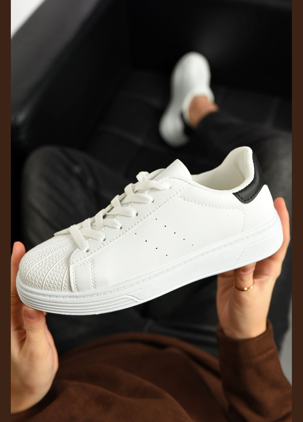 Кроссовки женские белого цвета на шнуровке Let's Shop белые демисезоны (322989086)