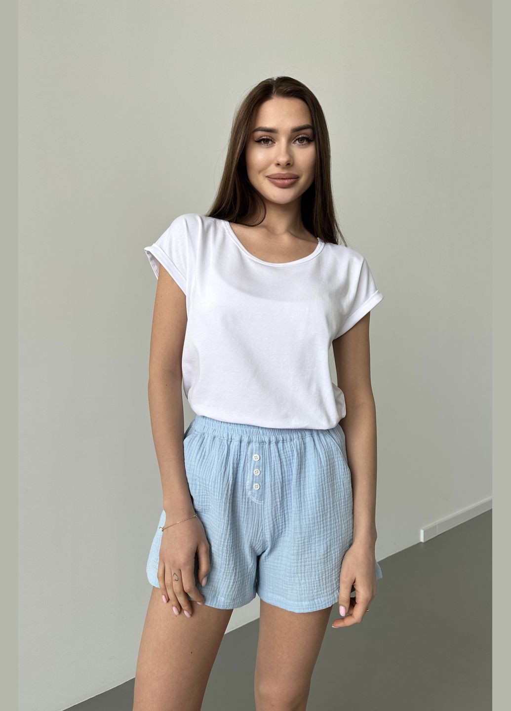 Блакитна всесезон піжамний комплект жіночий футболка біла та шорти муслінові футболка + шорти German Volf