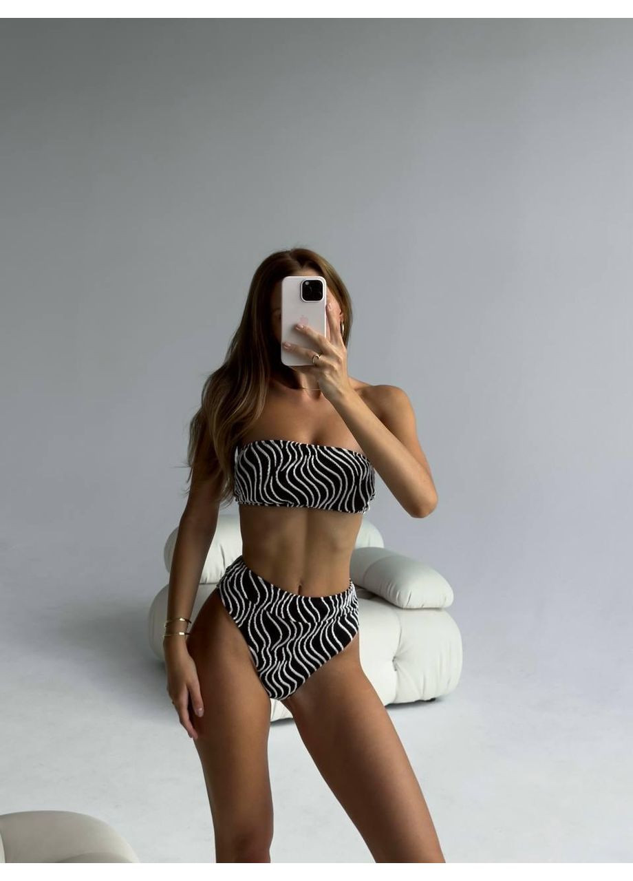 Черный летний женский купальник с объемным полосатым принтом / стильный женский купальник бандо со структурной тканью. No Brand