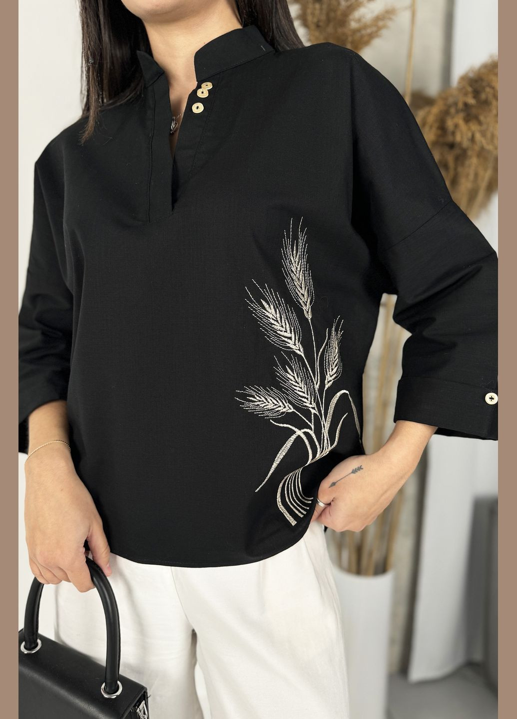 Чорна демісезонна трендова вільна сорочка з дизайнерською вишивкою колоски INNOE Блуза