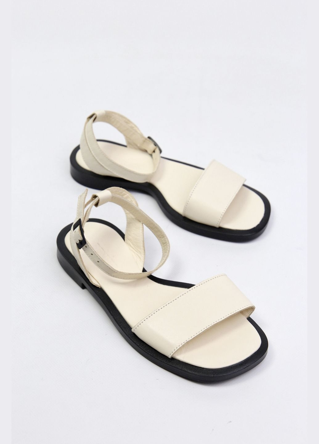 Молочные босоножки Benito без застежки