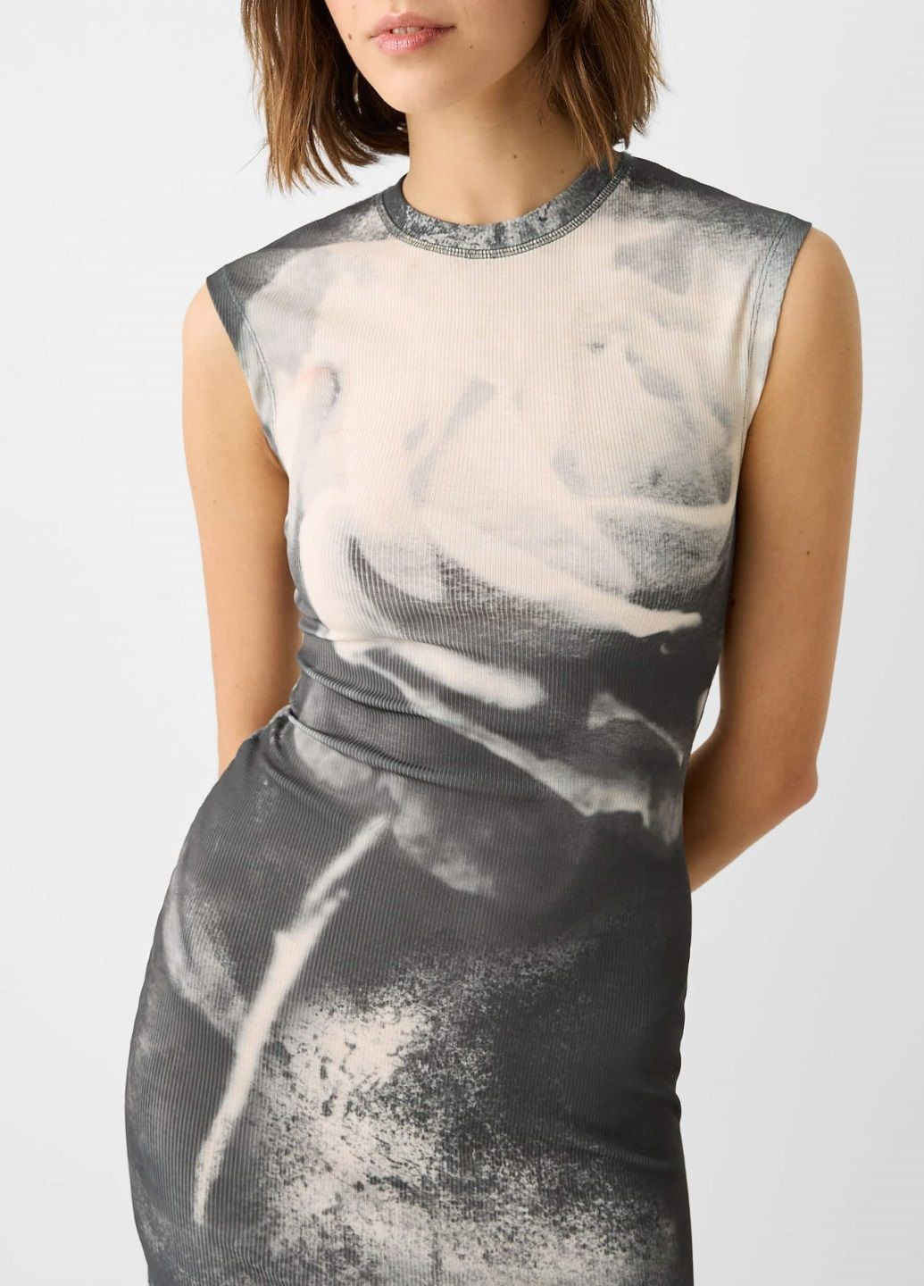 Серое кэжуал платье Bershka с абстрактным узором