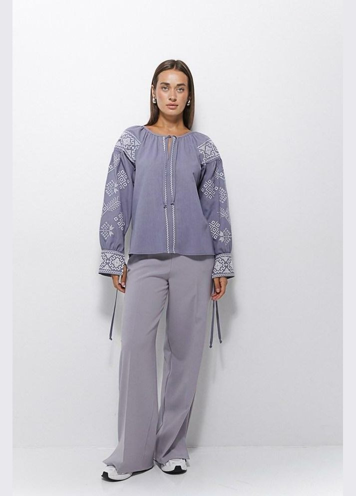 Сіра жіноча вишиванка сіра з геометрією гладдю та зав'язками на манжетах mkar35212-3 Modna KAZKA (336934065)