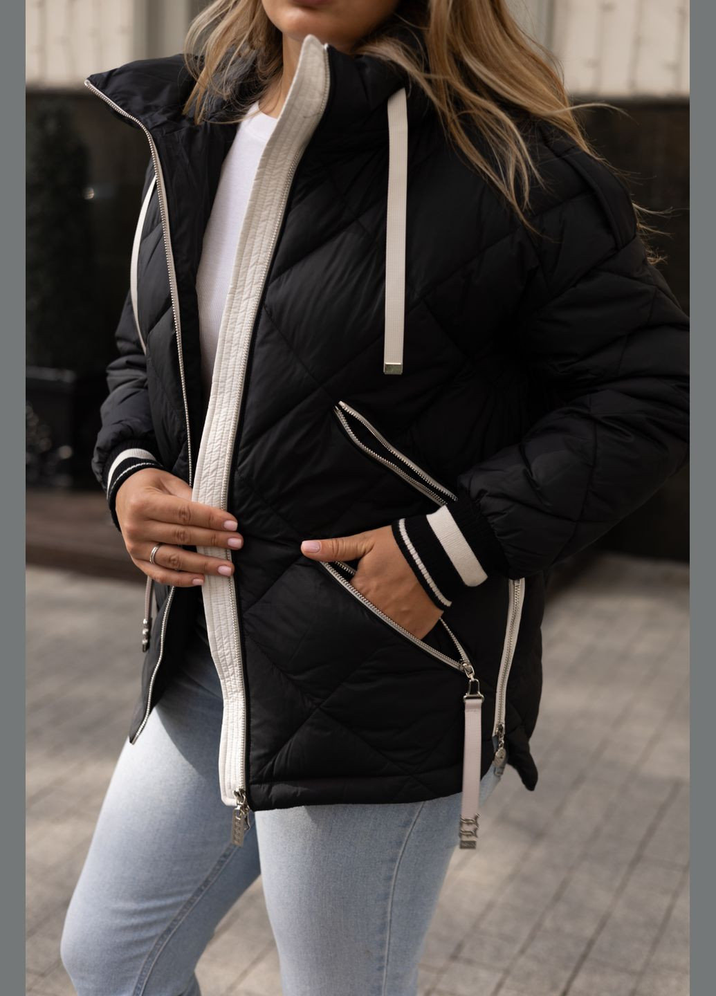 Чорно-біла зимня зимова коротка жіноча куртка чорна з молочним 122252 Svidni