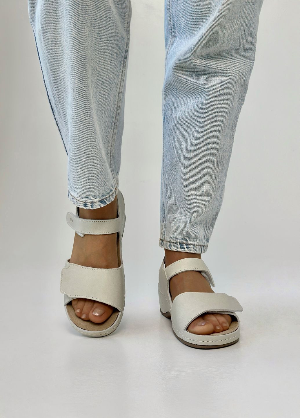 Молочные босоножки женские ортопедические из натуральной кожи. Leon на липучке