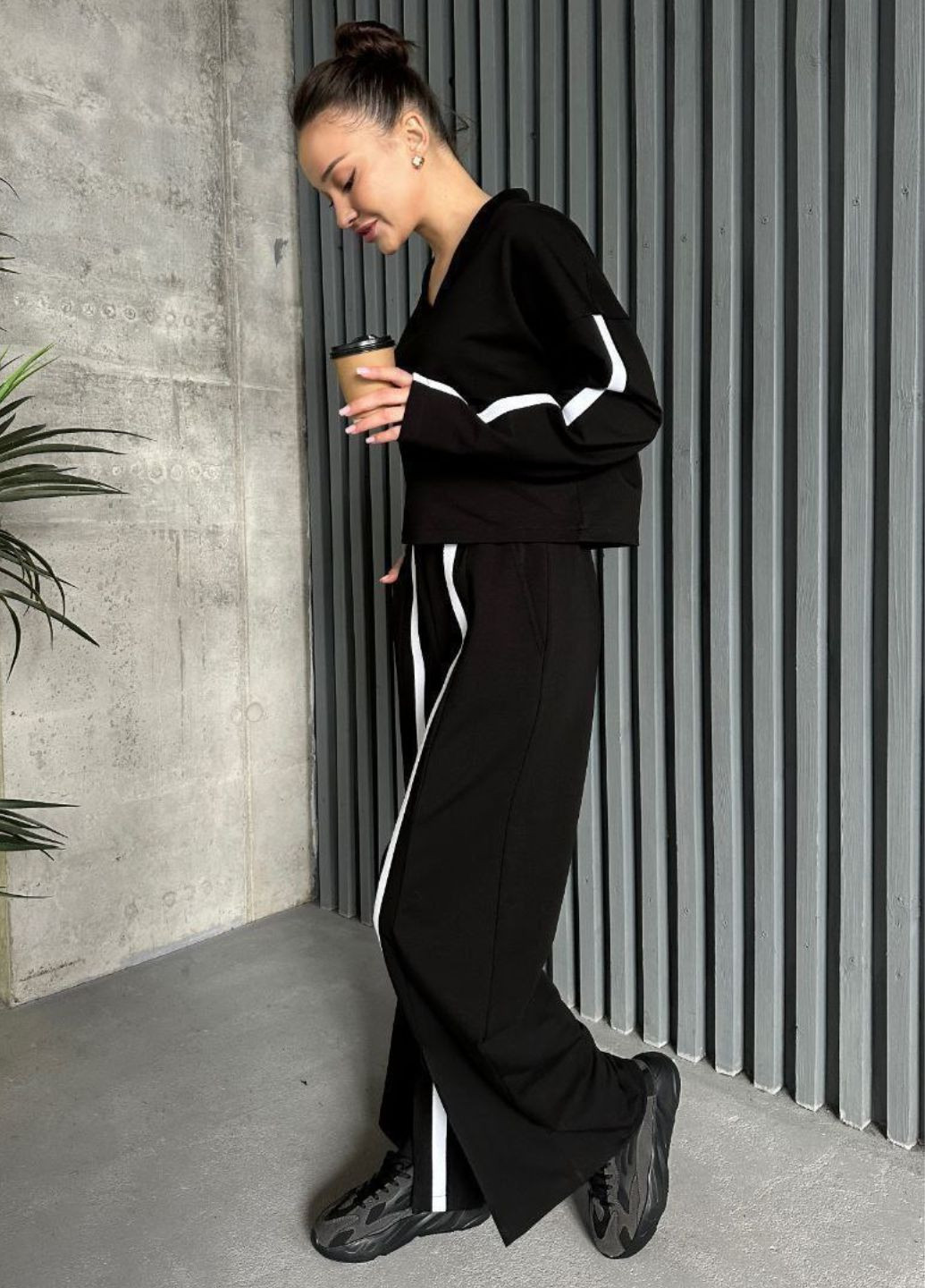 Базовый повседневный оверсайз костюм двойка с лампасами: укороченная кофта + брюки с карманами Allthings (358883988)