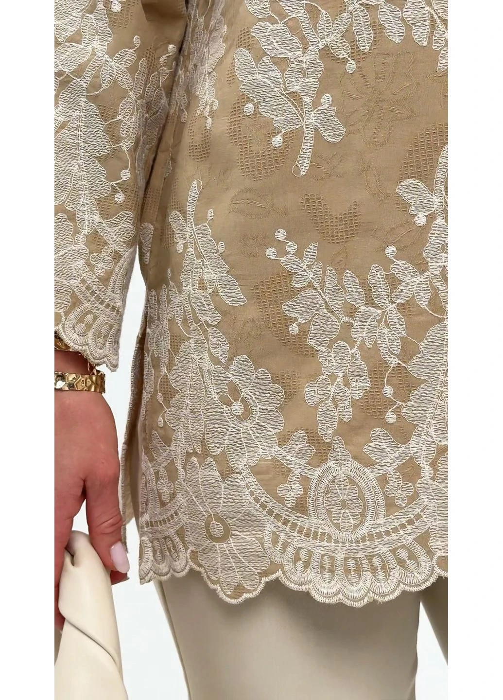 Комбинированная изящная блуза в оттенке warm beige с объемной вышивкой - ua54 / eu48 Iren Klairie