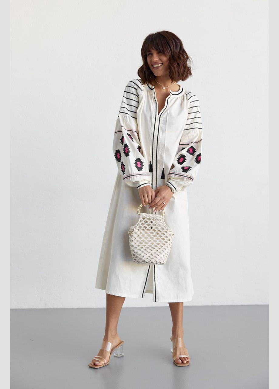 Молочное платье-вышиванка свободного кроя ESQ