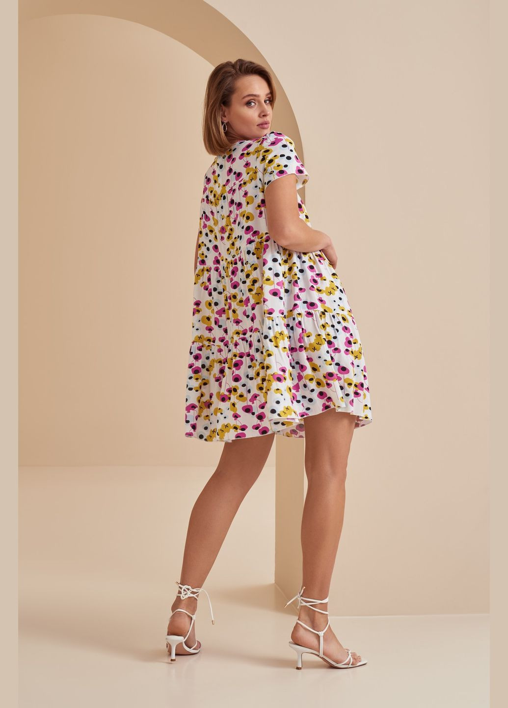 Молочна ярусна сукня з коротким рукавом зі штапелю авторський принт квіти на молочному Vovk з квітковим принтом