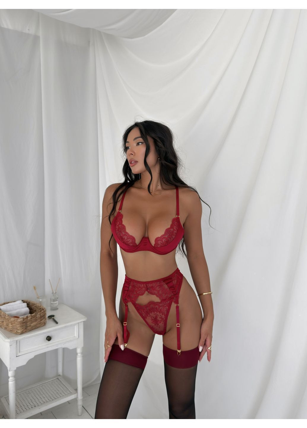 Бордовый женский комплект нижнего белья с поясом и чулками. Simply sexy