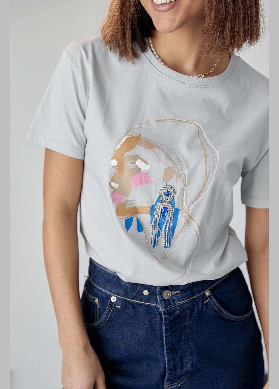 Серая летняя женская футболка украшена принтом девушки с сережкой 4509 с коротким рукавом Lurex