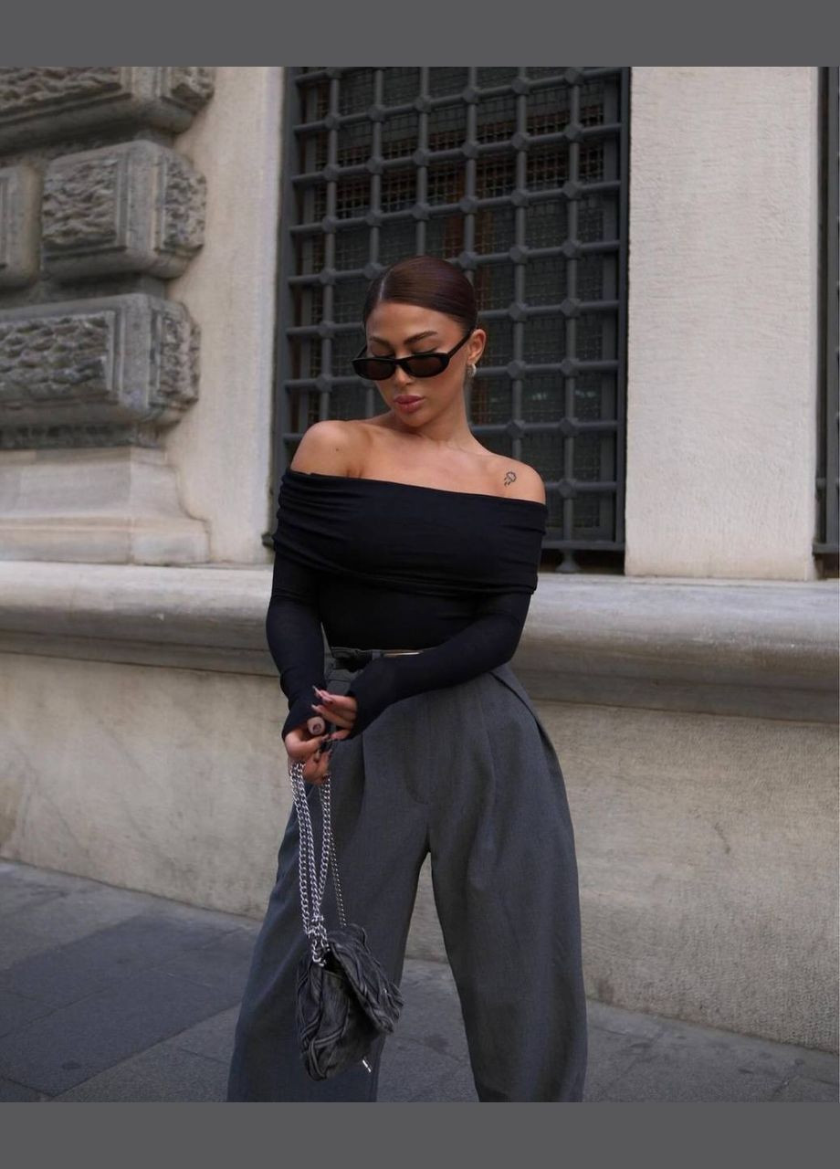 Легкий чорний топ із підворотом та відкритими плечима, приємний до тіла – стильний та комфортний вибір для літніх образів. No Brand 1574-1 (317545544)