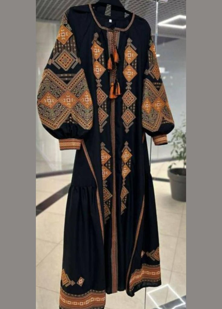 Чорна сукня-вишиванка під пояс в українському стил ESQ з геометричним візерунком