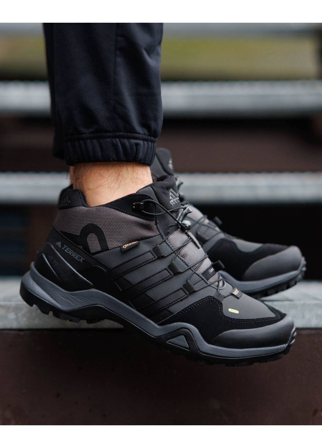 Черные зимние зимние водонепроницаемые кроссовки мужские adidas terrex fast r mid gore-tex black dark grey (копия) No Brand