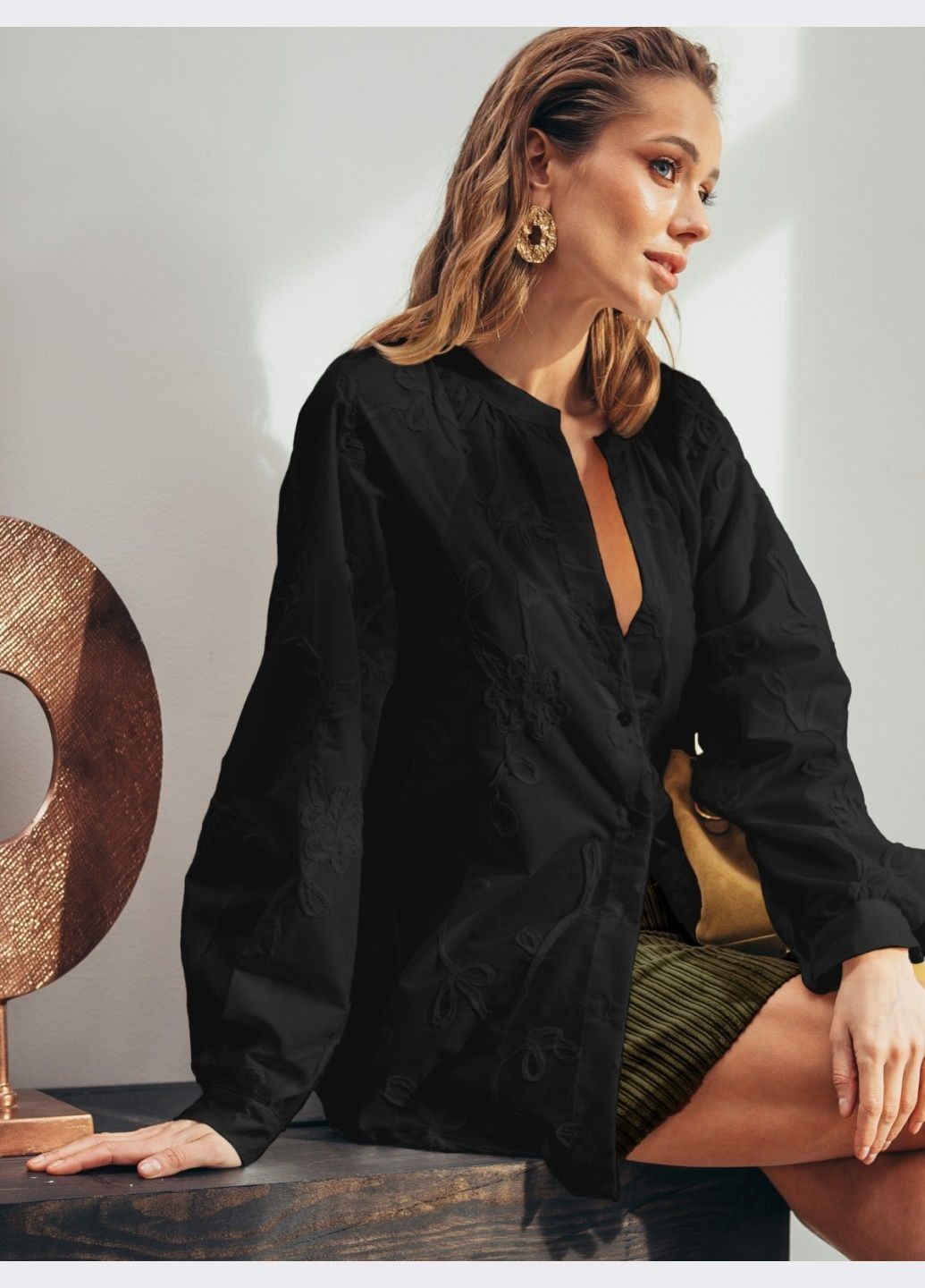 Чорна блузка чорного кольору з об'ємним візерунком Dressa