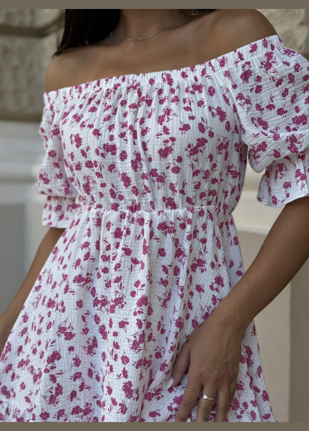 Белое муслиновое платье с пышной юбкой белое с малиновыми цветками You Best