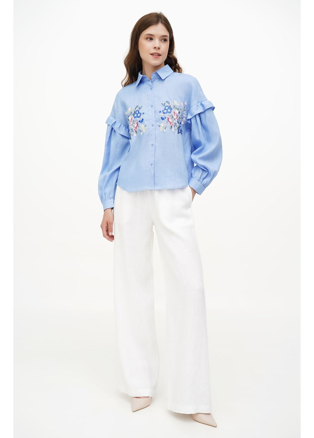 Голубая женская вышиванка-рубашка на пуговицах из тонкого льна с цветами истра. белый, р.48, код 9347/48/101 ГАЛЕРЕЯ ЛЬОНУ
