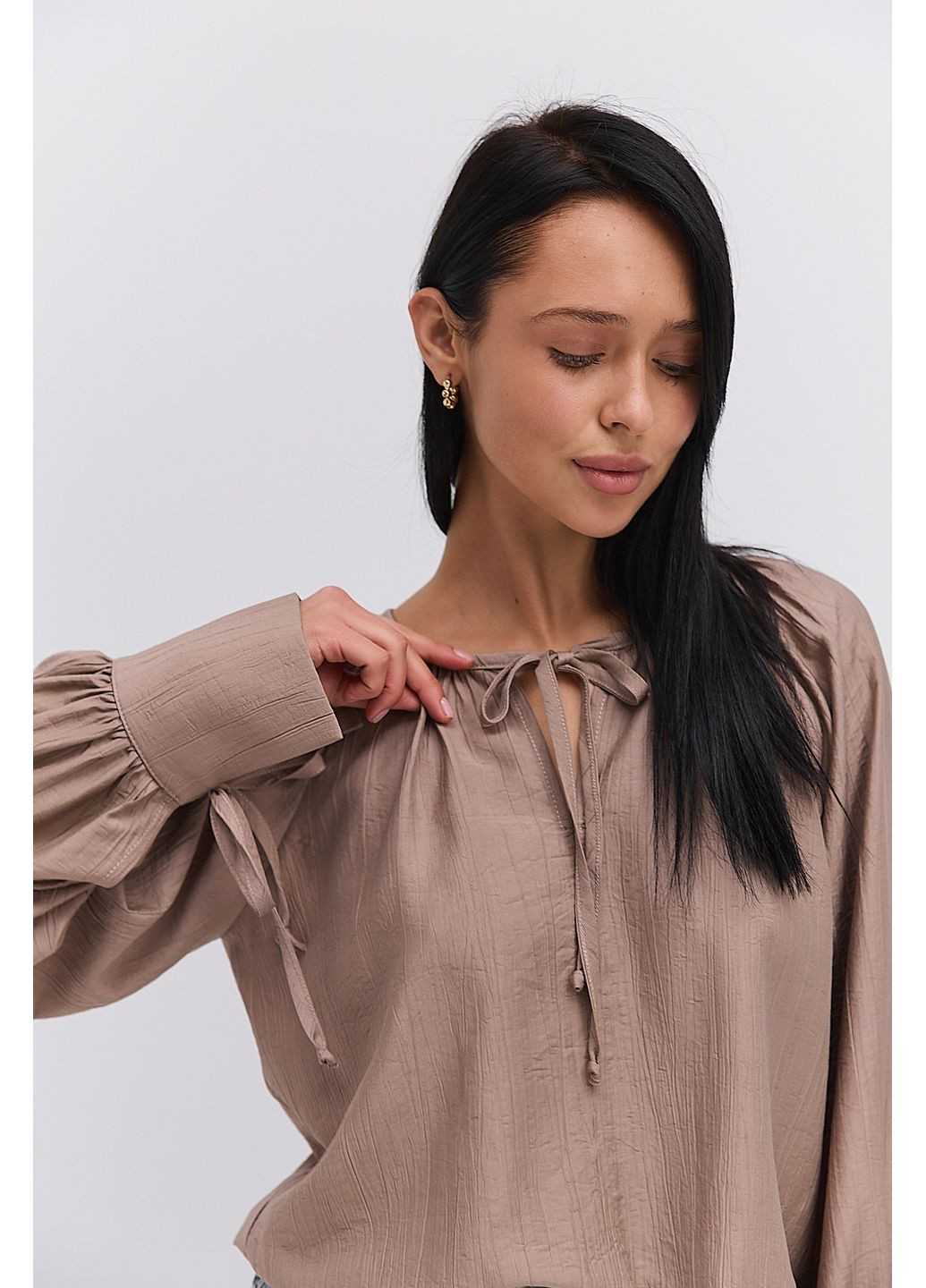 Темно-бежева жіноча блуза з високими манжетами на зав`язках Arjen