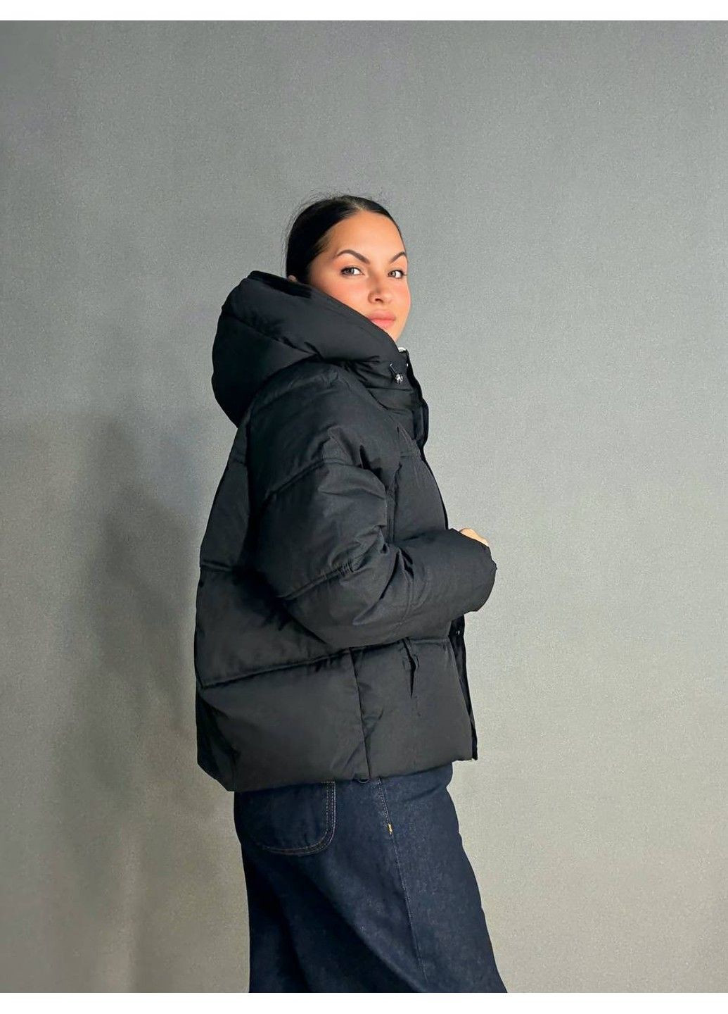 Чорна демісезонна куртка жіноча 8589 середня довжина з капюшоном чорна HAIZIYUAN