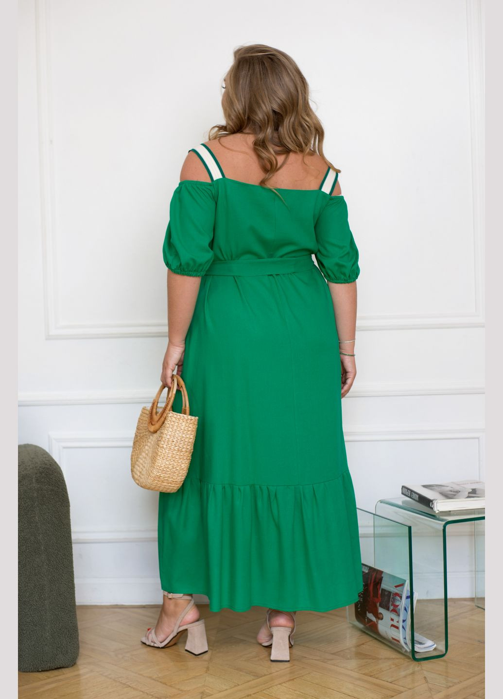 Зеленое коктейльное платье с открытыми плечами Minova однотонное