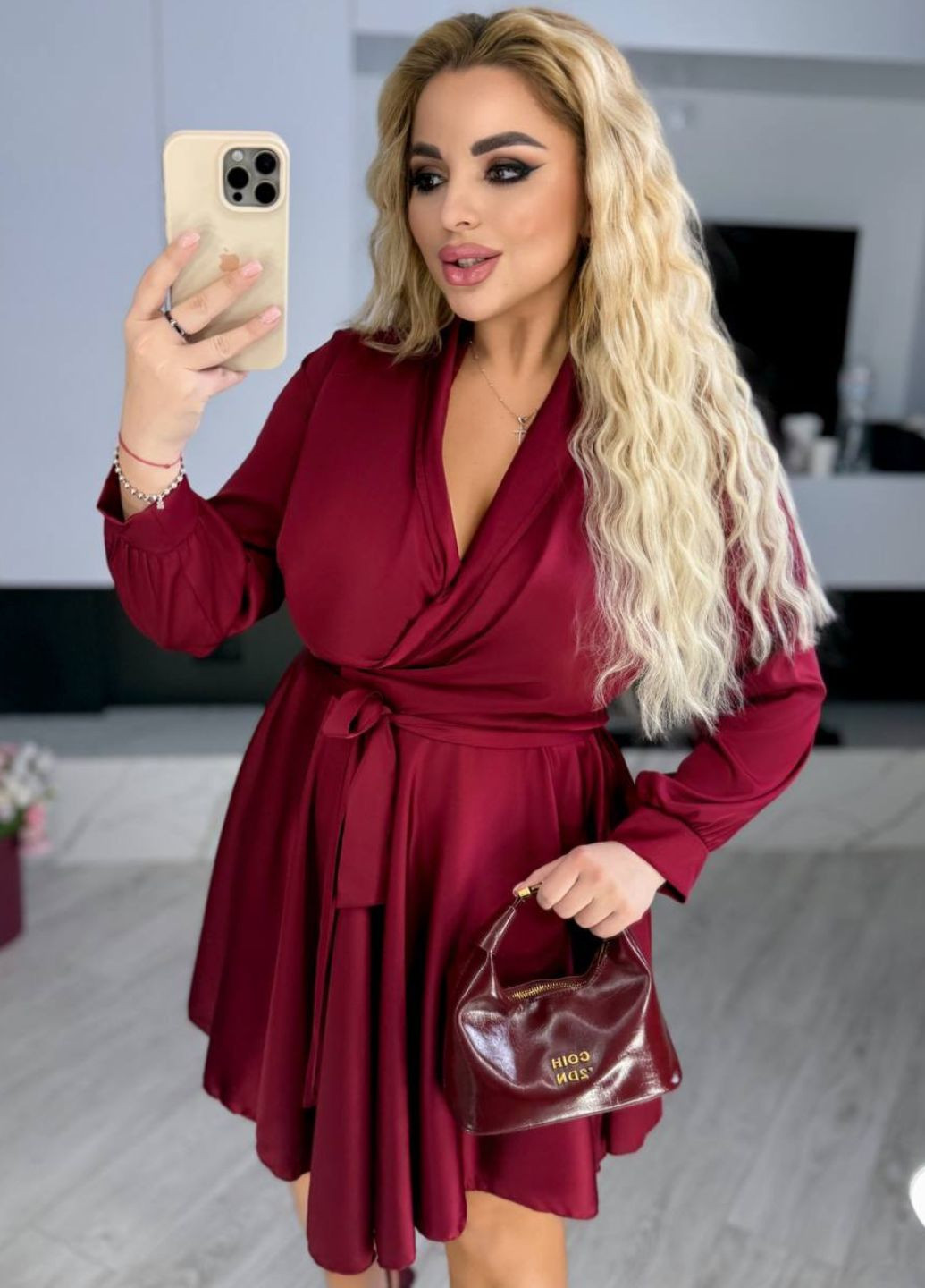 Бордовое вечернее изящное легкое летнее шелковое вечернее мини платье на запах с поясом и длинными рукавами. на запах Україна однотонное