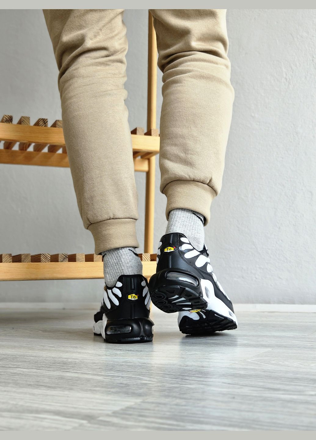 Черно-белые демисезонные кроссовки мужские и женские nike air max tn plus white \ найк аир макс тн плюс белые No Brand