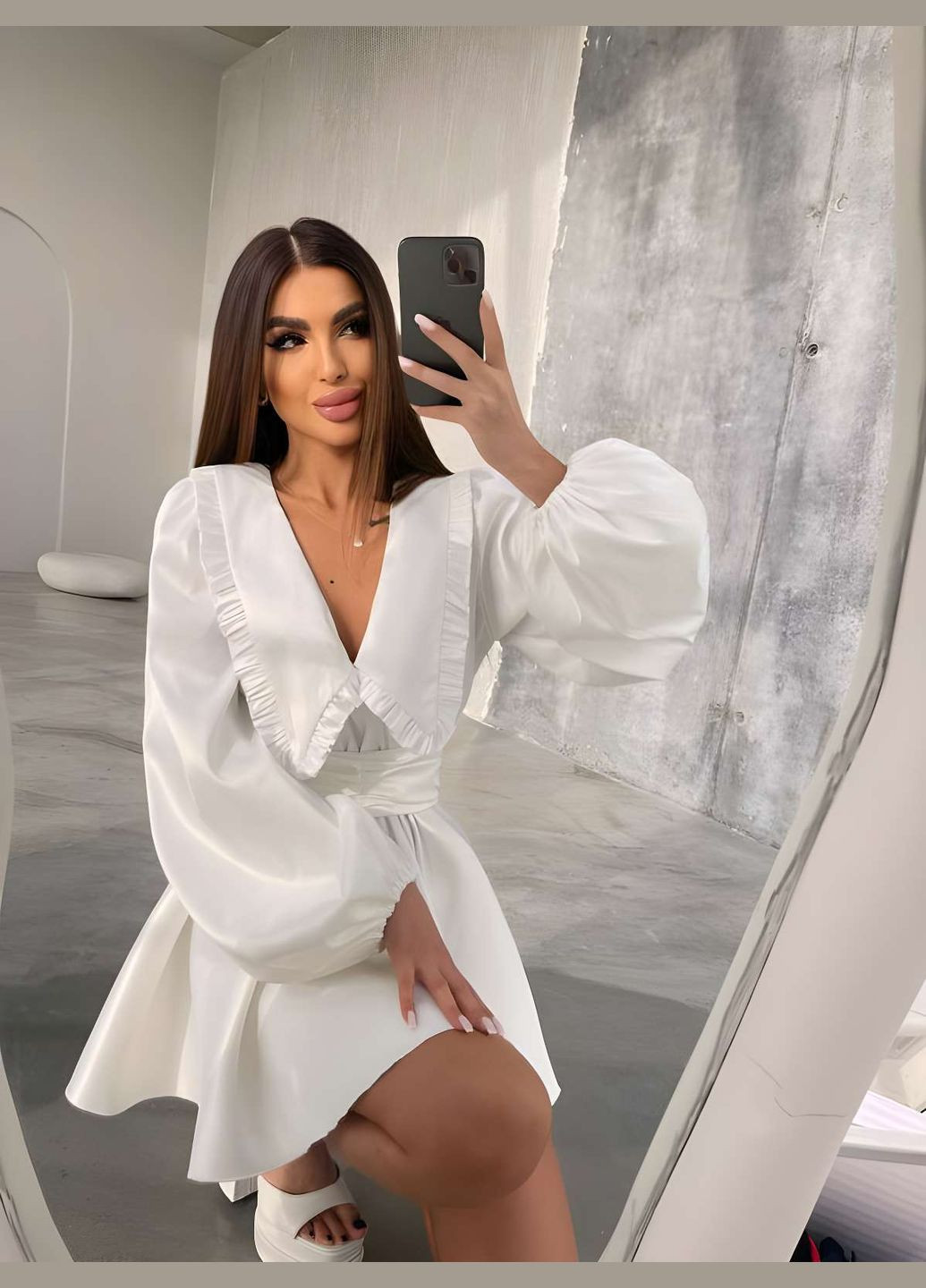 Білий святковий, коктейльна, карнавальний, відвертий, вечірня жіноча блакитна атласна коротка міні сукня з білим комірцем і довгими рукавами baby doll Україна однотонна