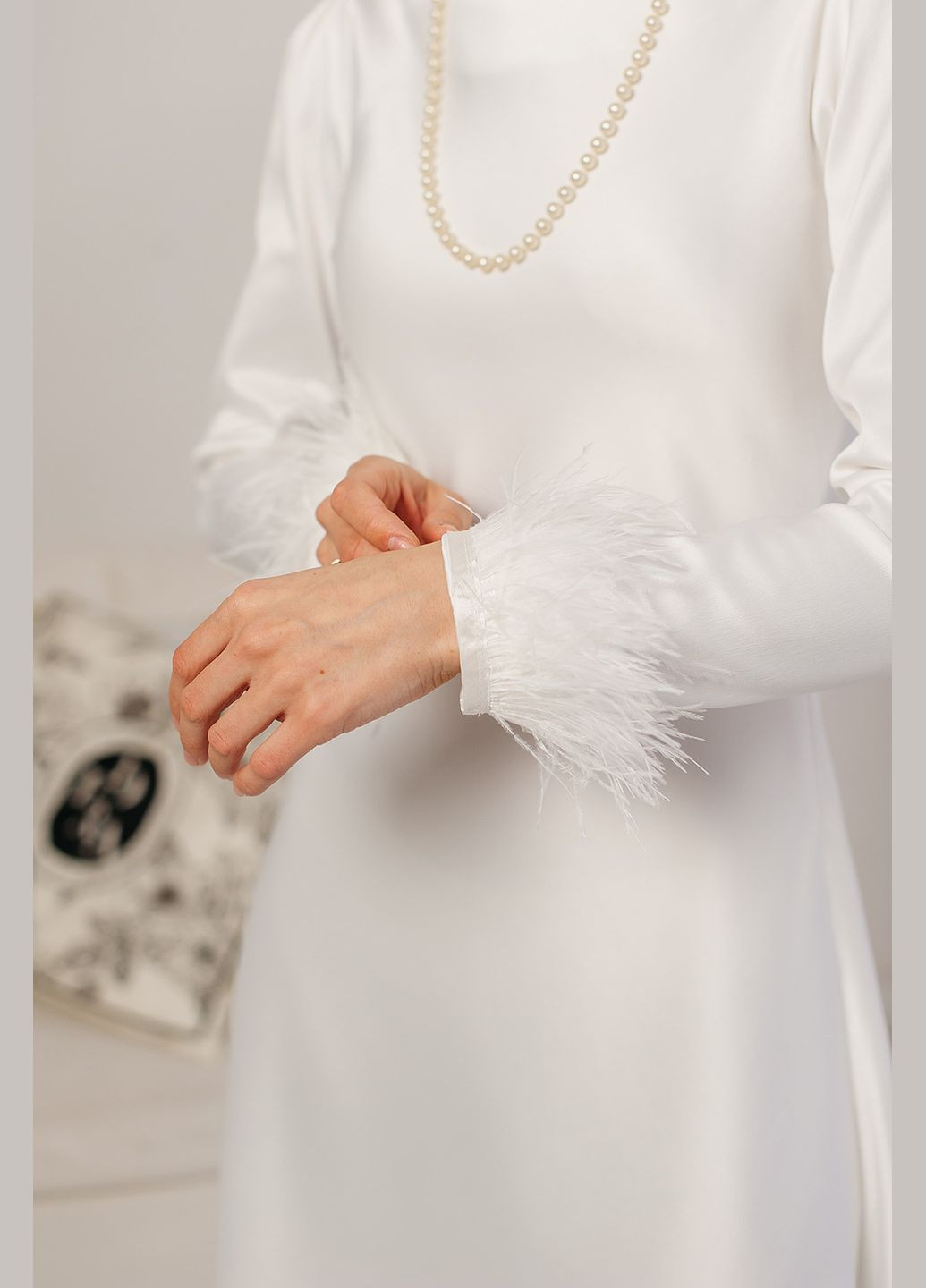 Білий святковий жіноча атласна сукня “shadow tailor” зі знімним пірʼям на рукавах Lana Bryk однотонна