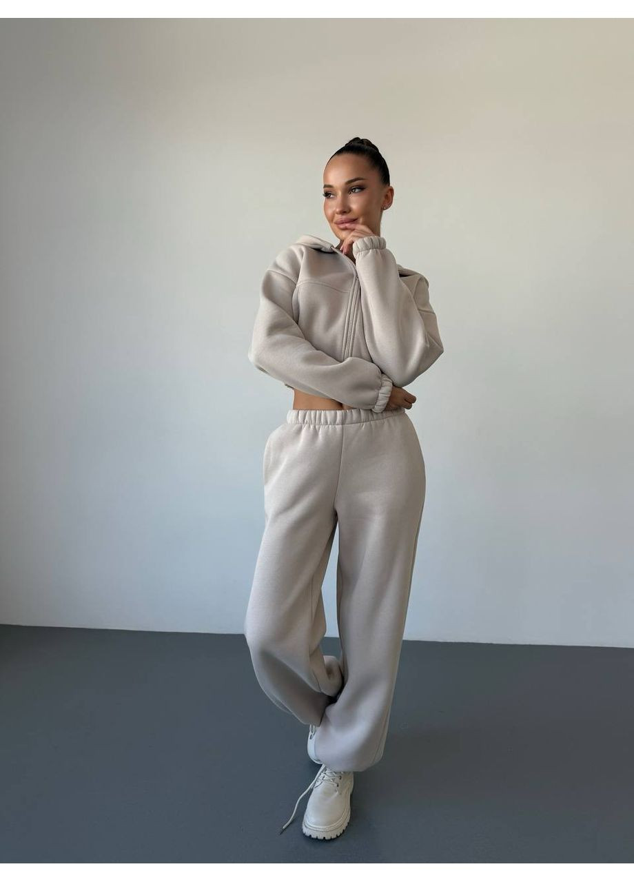 Теплий жiночий костюм з вкороченою кофтою бежевого кольору 35517 Fashion (365642389)