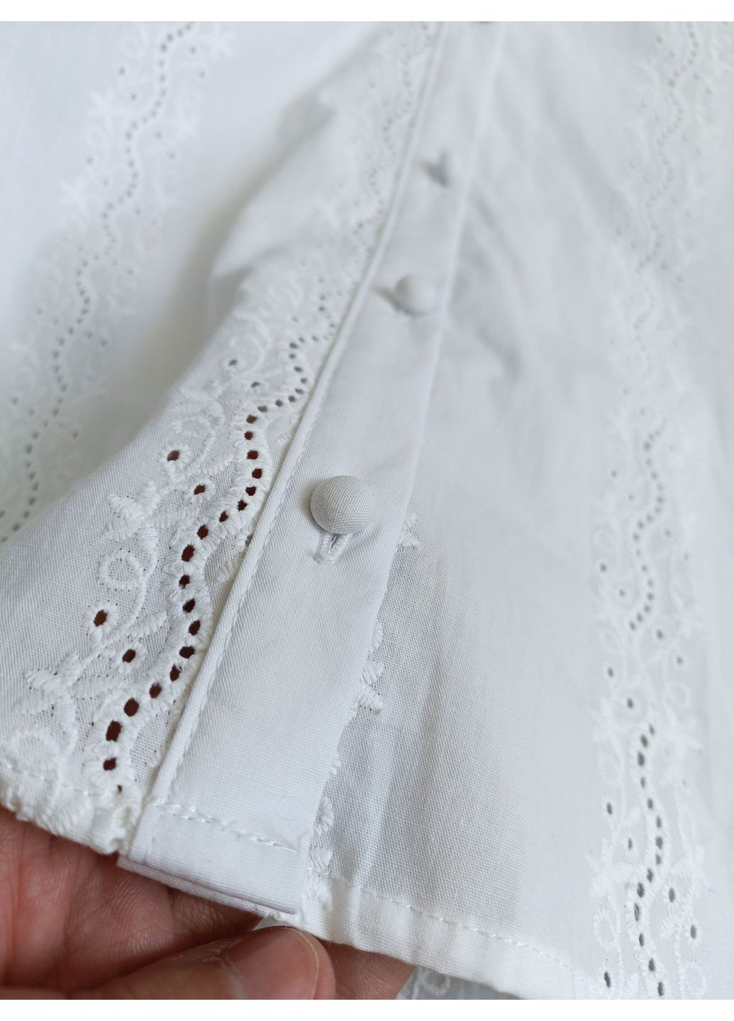 Белая блуза с прорезной вышивкой Zara