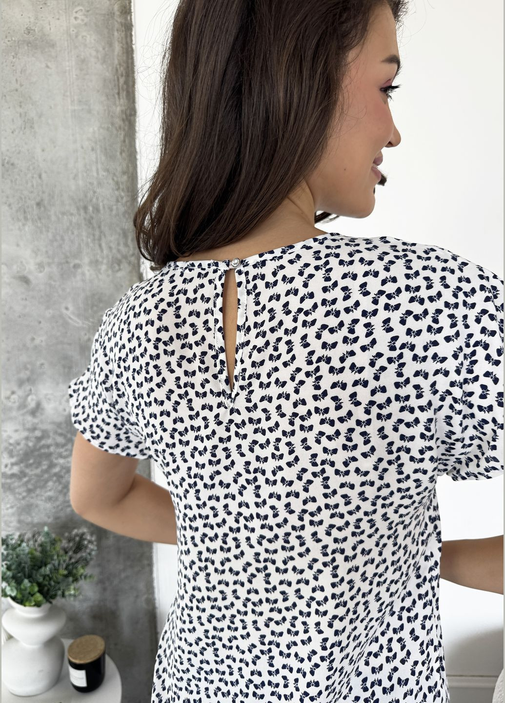 Белая нежность и контраст – белая блуза с темно-синим бантиком INNOE Блузка