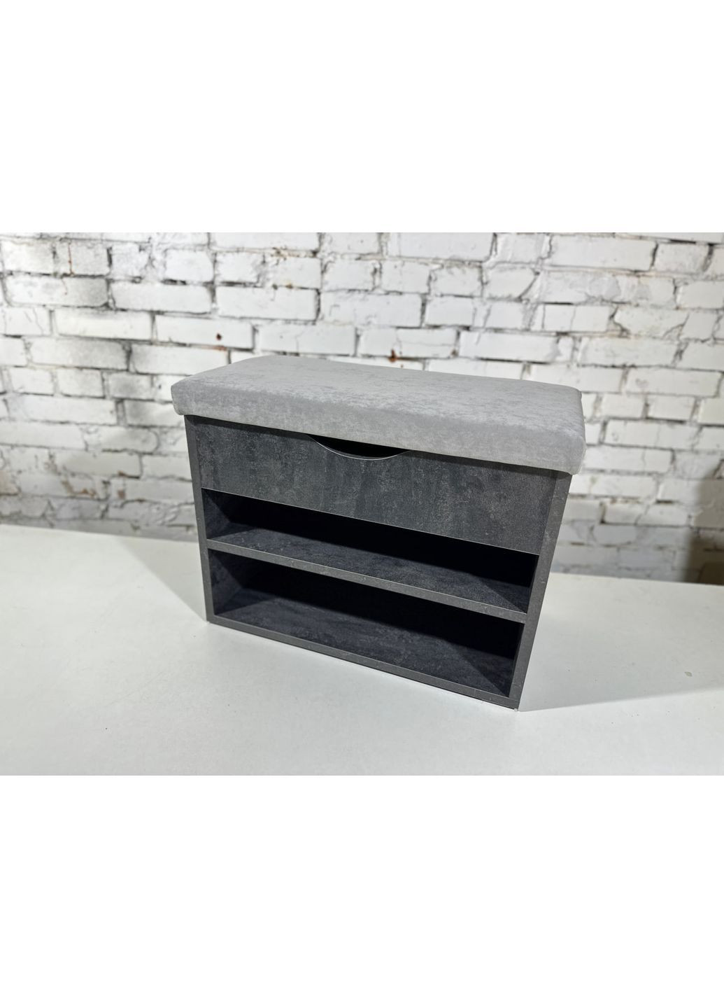 Банкетка для взуття в передпокій. Верхня частина відкривається. ДСП Вугільний камінь. Тканина світло-сіра. Шириною 60см. No Brand (366432068)