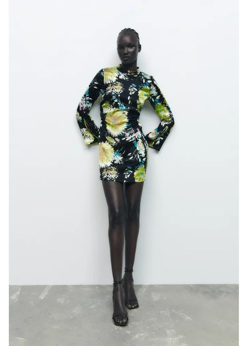 Комбинированное платье женское black floral printed gathered long sleeve mini dress Zara